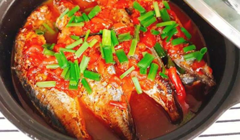 Cá bạc má kho cà chua thơm ngon, đậm vị cực hao cơm