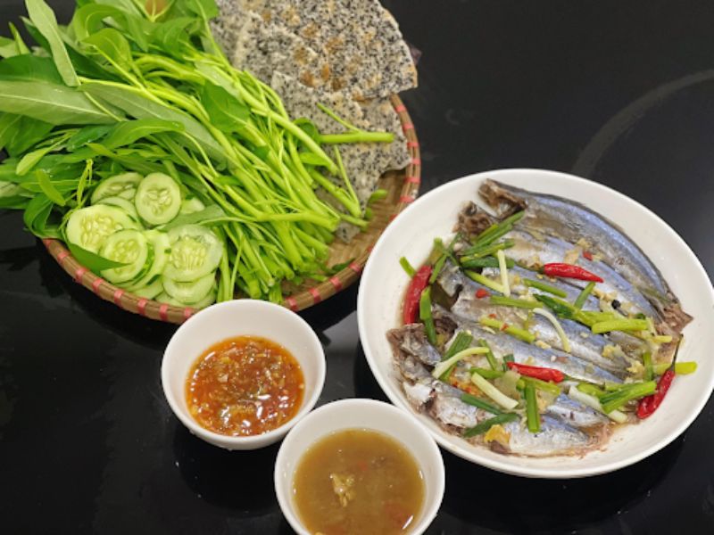 Cá nục hấp cuốn bánh tráng đậm đà lạ vị chiêu đãi gia đình