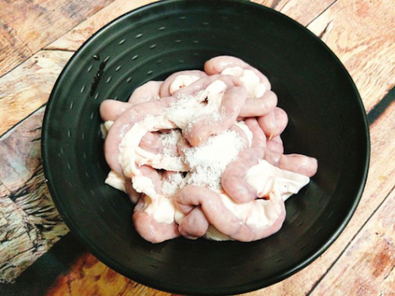 Sơ chế lòng lợn với bột mì