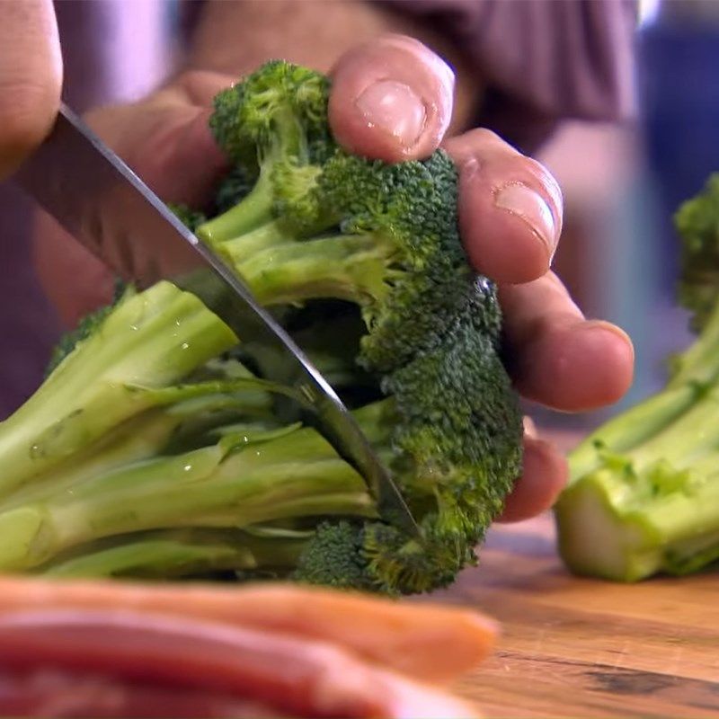 Bông cải rửa sạch và cắt miếng vừa ăn