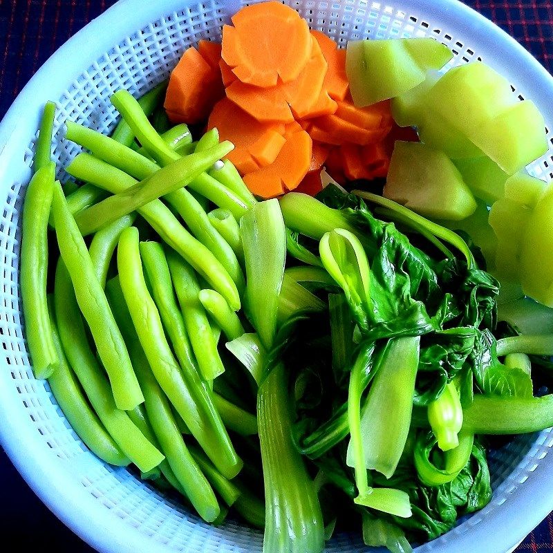 Sơ chế và luộc rau