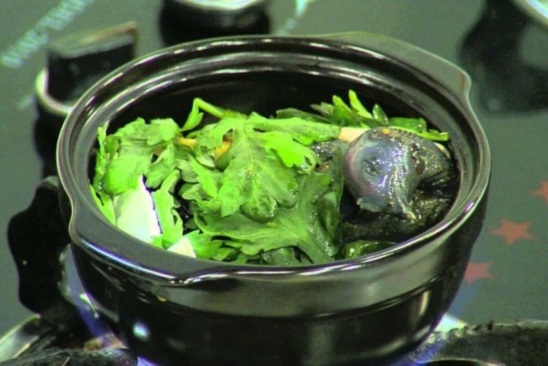 Gà ác hầm ngải cứu 