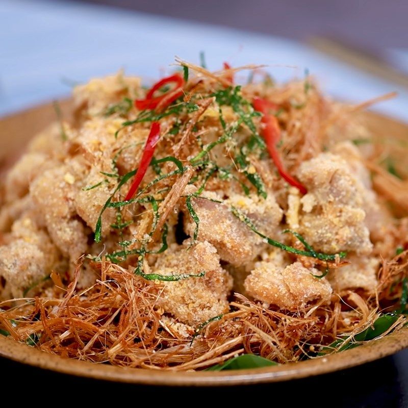 Gà rang muối bắt mắt, da gà giòn và thơm, thịt mềm ngọt