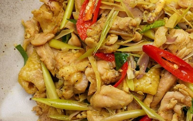 Thưởng thức món gà xào sả ớt